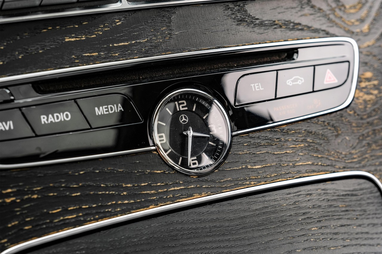 Mercedes-Benz C-Class Vehicle Main Gallery Image 27