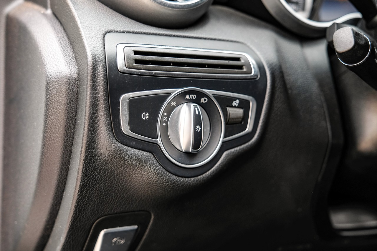 Mercedes-Benz C-Class Vehicle Main Gallery Image 28