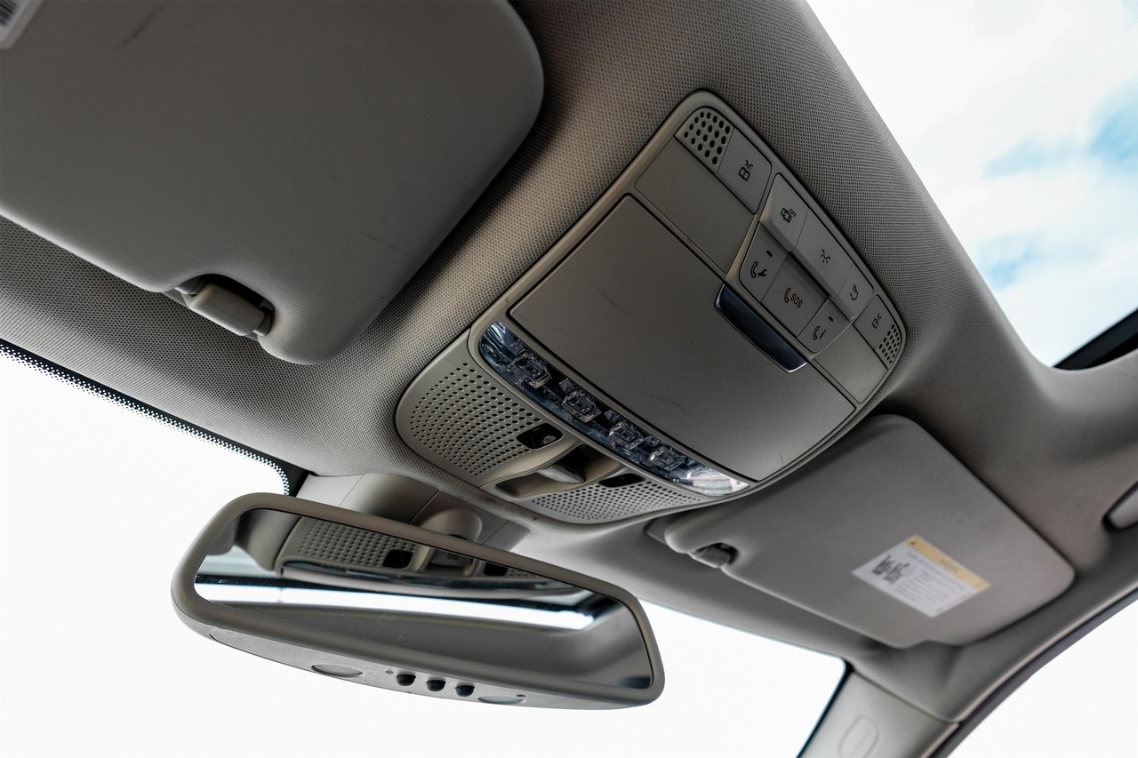 Mercedes-Benz C-Class Vehicle Main Gallery Image 29