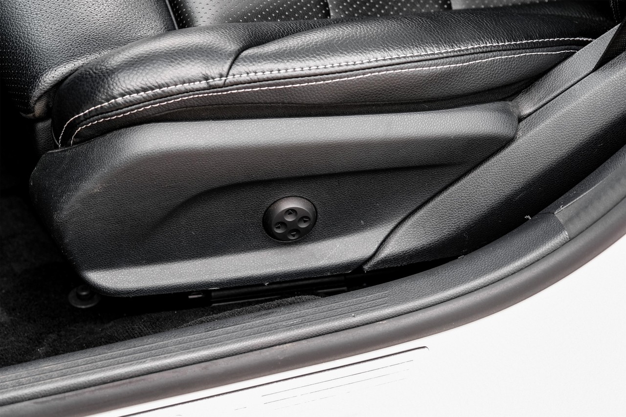 Mercedes-Benz C-Class Vehicle Main Gallery Image 30