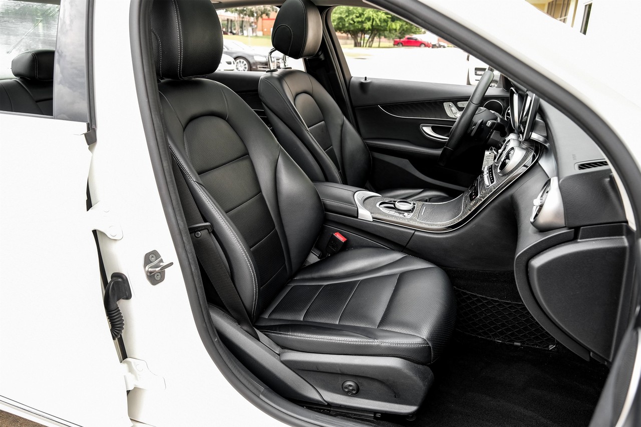 Mercedes-Benz C-Class Vehicle Main Gallery Image 31