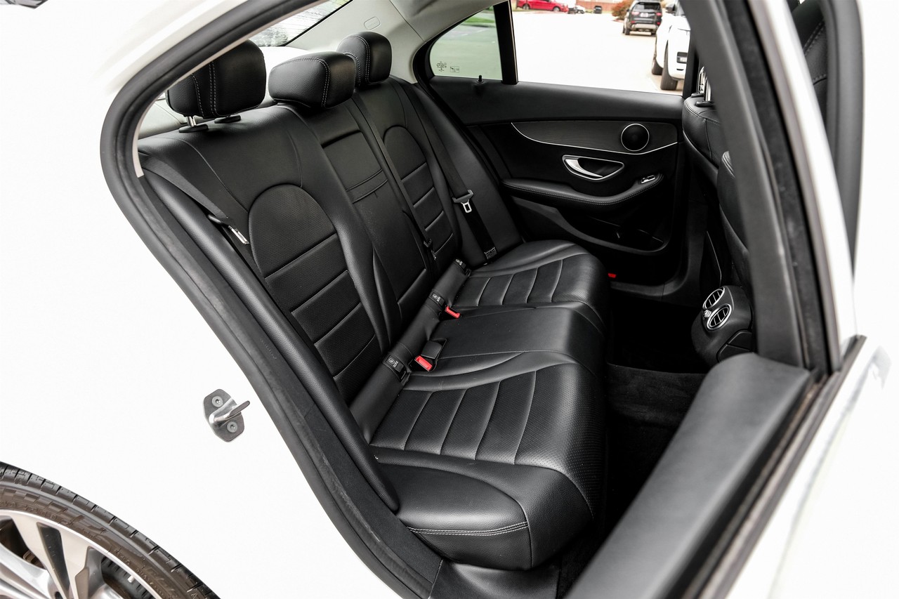 Mercedes-Benz C-Class Vehicle Main Gallery Image 32