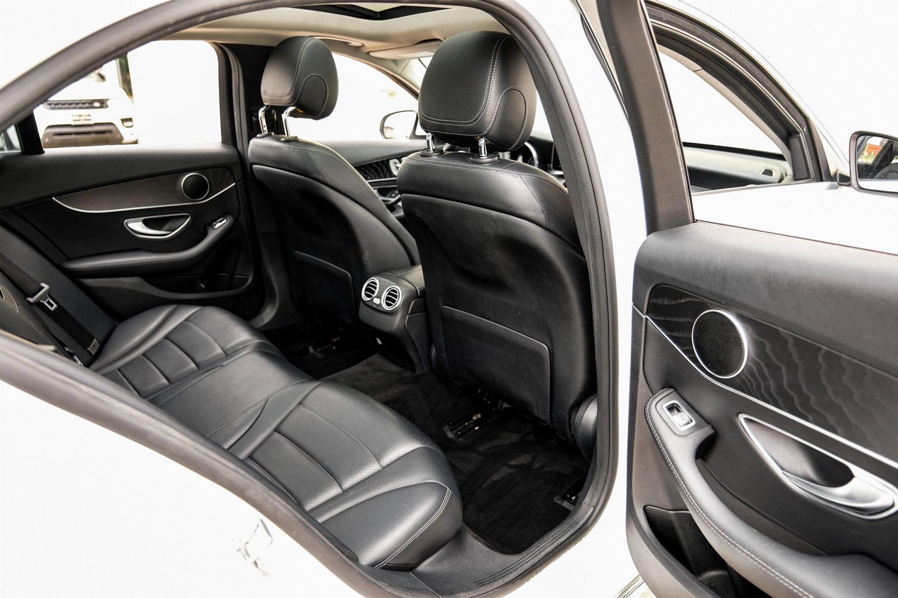 Mercedes-Benz C-Class Vehicle Main Gallery Image 33
