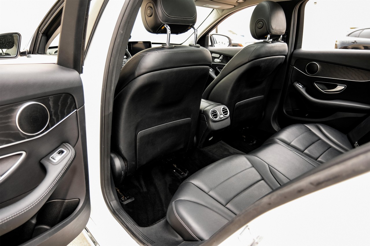 Mercedes-Benz C-Class Vehicle Main Gallery Image 34