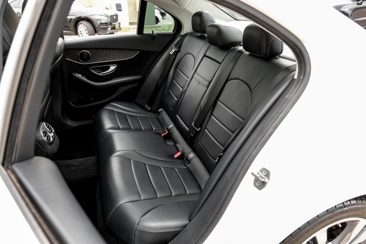 Mercedes-Benz C-Class Vehicle Main Gallery Image 35