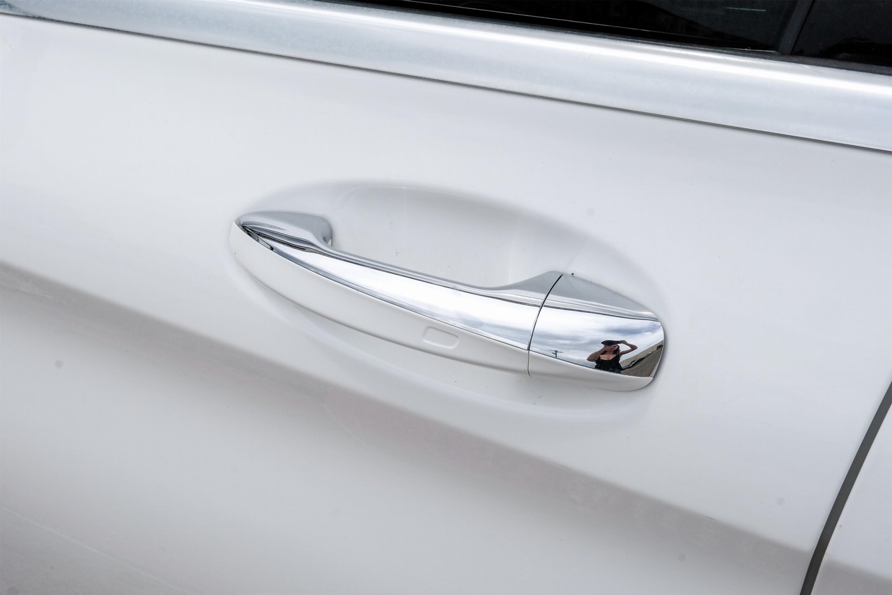 Mercedes-Benz C-Class Vehicle Main Gallery Image 36