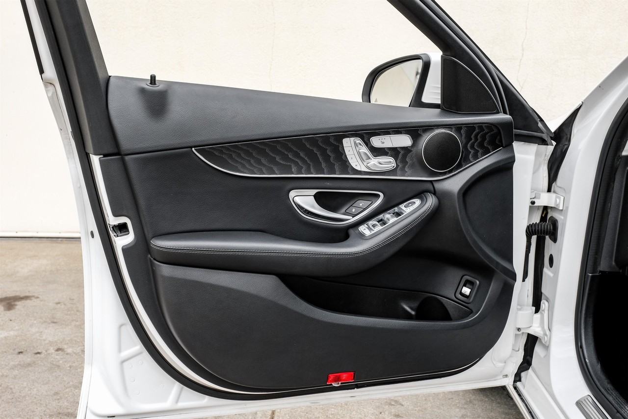 Mercedes-Benz C-Class Vehicle Main Gallery Image 38