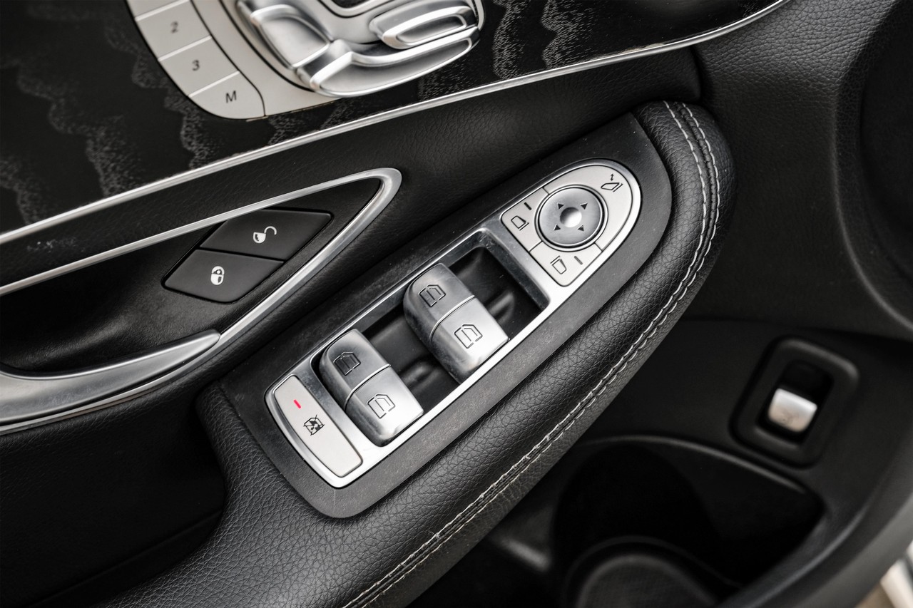 Mercedes-Benz C-Class Vehicle Main Gallery Image 39