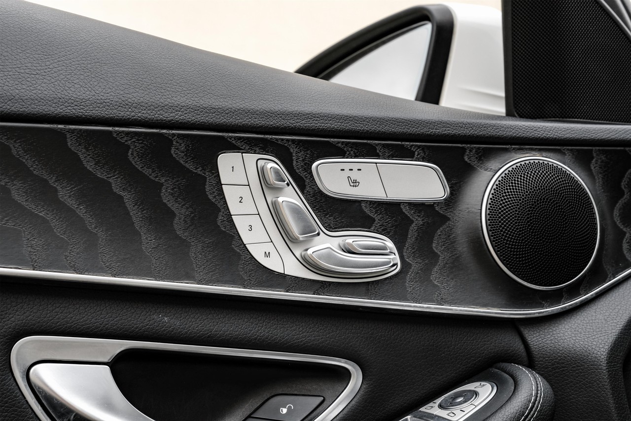 Mercedes-Benz C-Class Vehicle Main Gallery Image 40