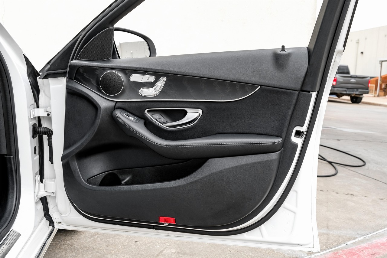 Mercedes-Benz C-Class Vehicle Main Gallery Image 41