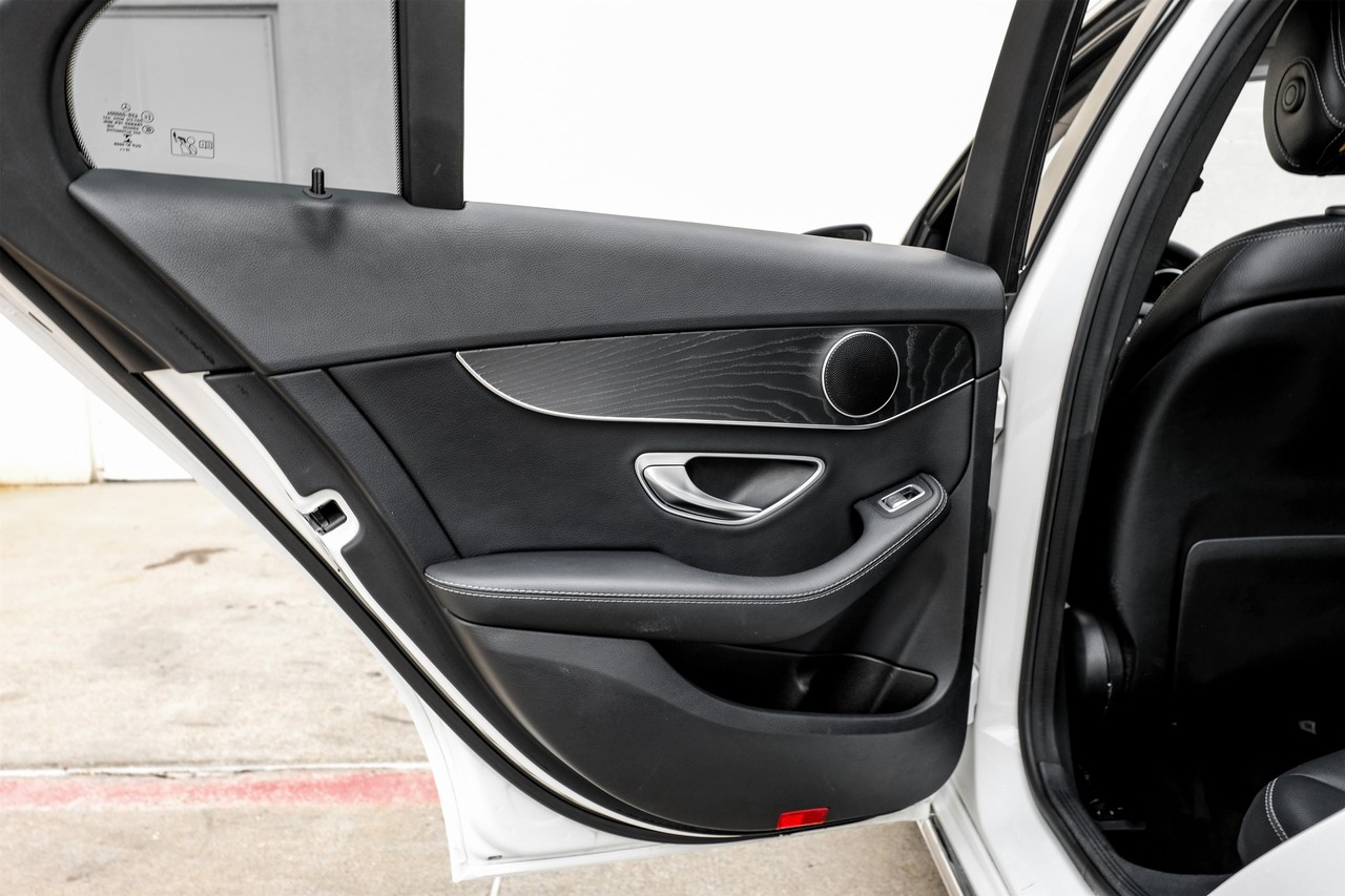Mercedes-Benz C-Class Vehicle Main Gallery Image 42