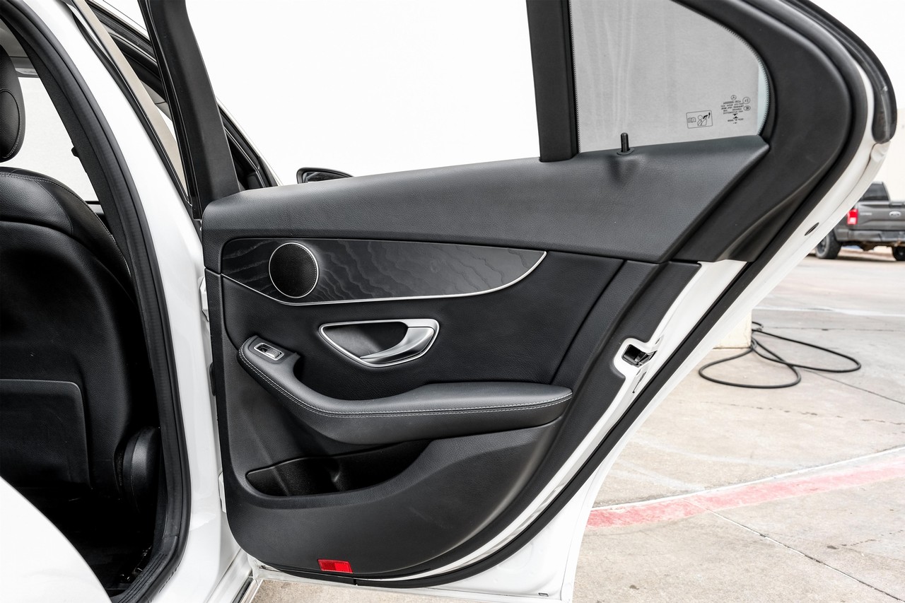 Mercedes-Benz C-Class Vehicle Main Gallery Image 43