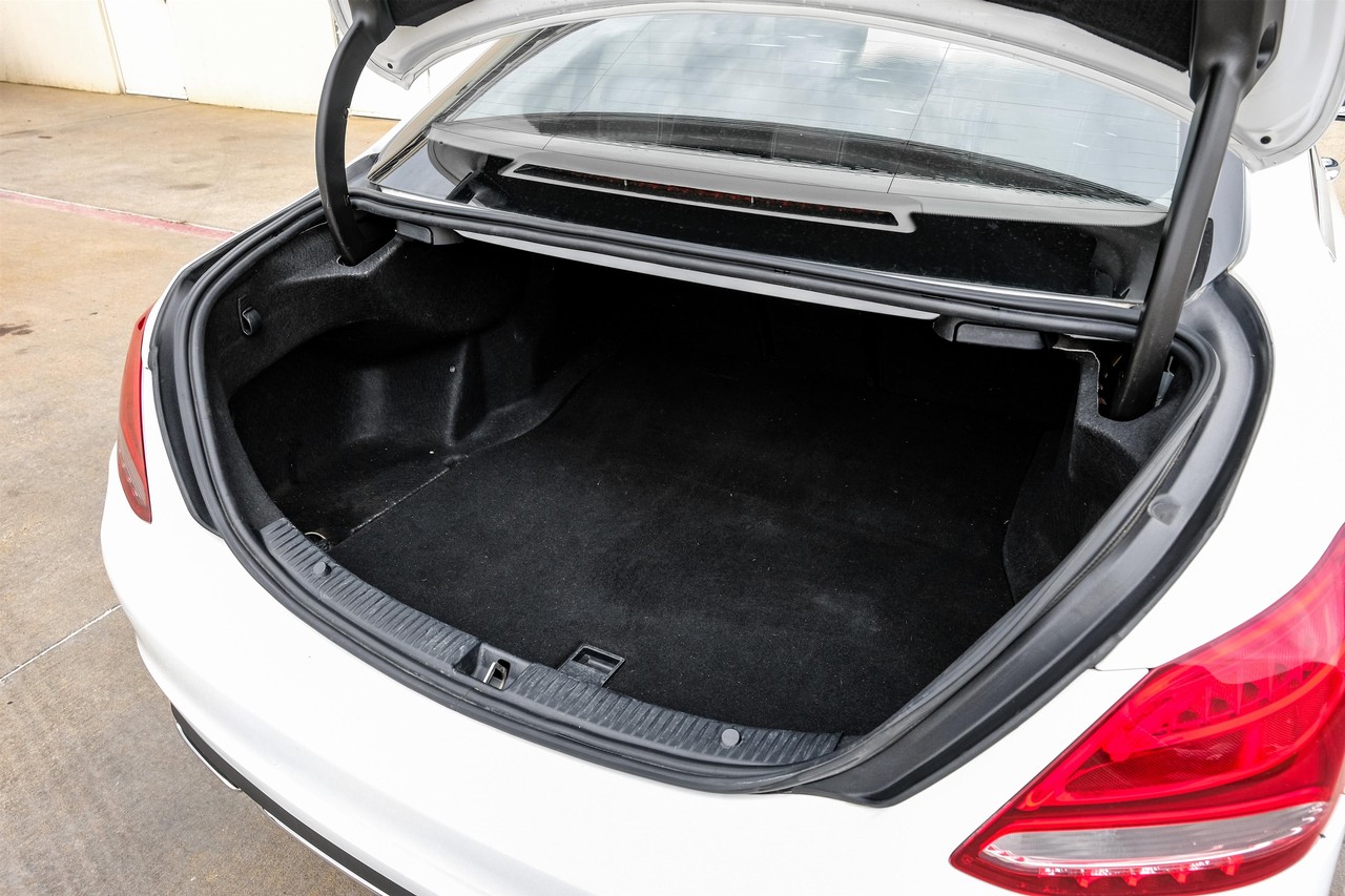 Mercedes-Benz C-Class Vehicle Main Gallery Image 47