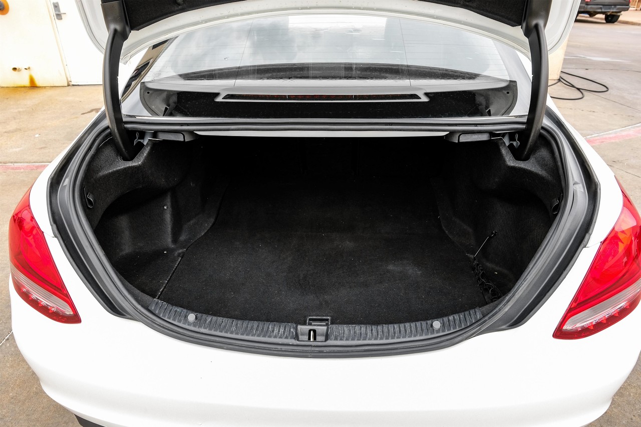Mercedes-Benz C-Class Vehicle Main Gallery Image 48