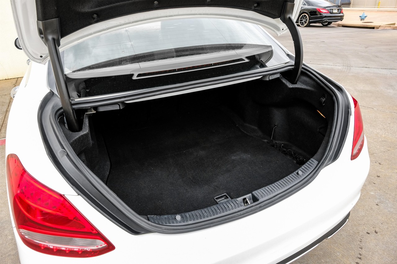 Mercedes-Benz C-Class Vehicle Main Gallery Image 49