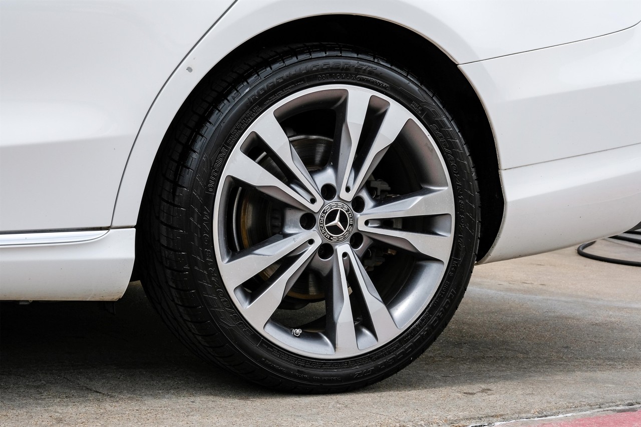 Mercedes-Benz C-Class Vehicle Main Gallery Image 53