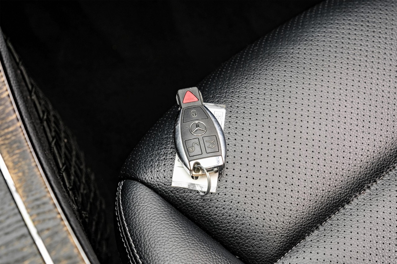 Mercedes-Benz C-Class Vehicle Main Gallery Image 54