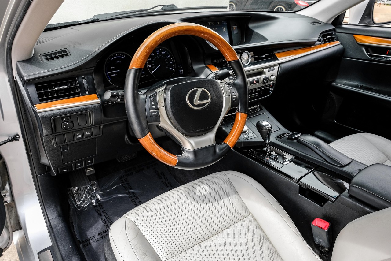 Lexus ES 300h Vehicle Main Gallery Image 03
