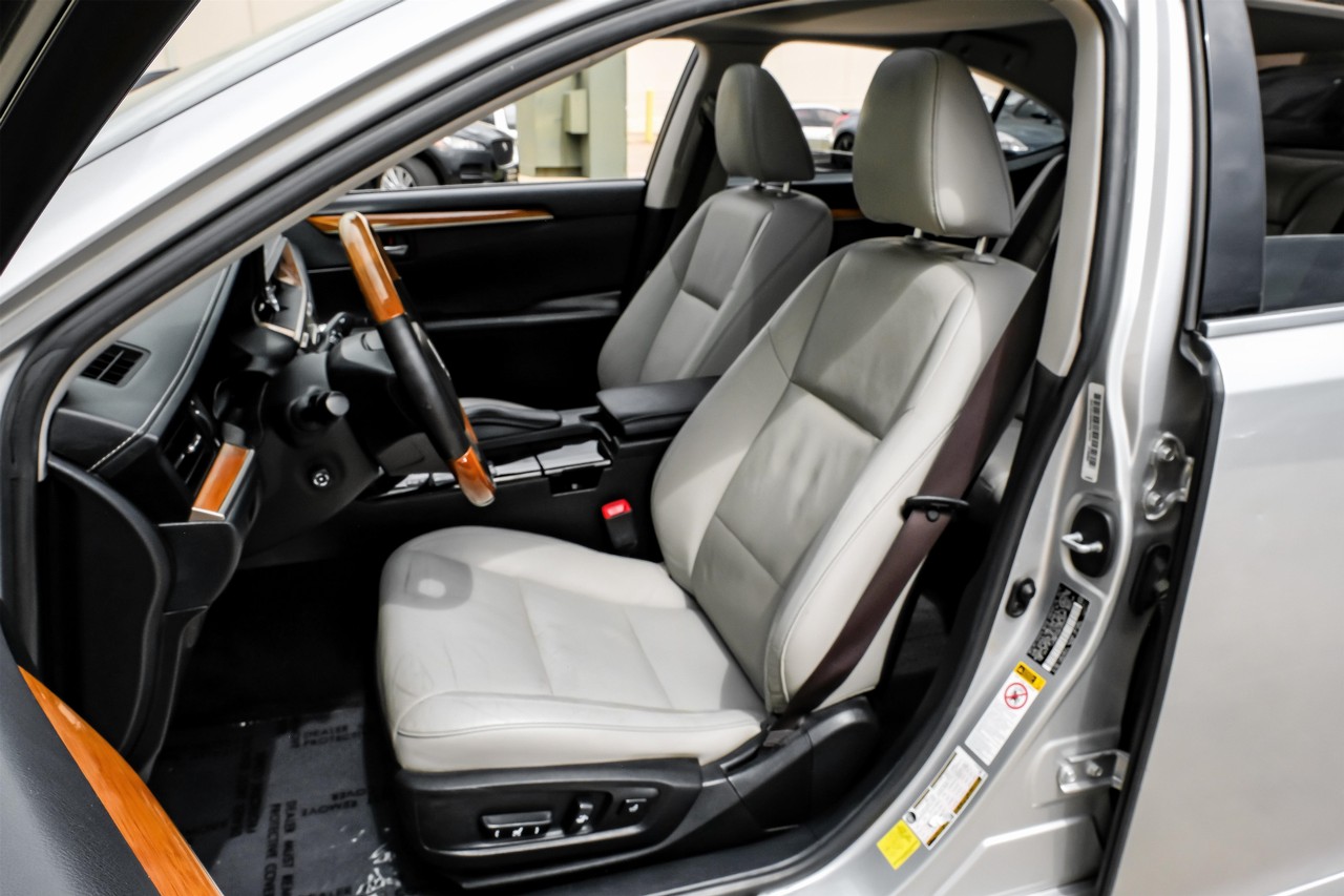 Lexus ES 300h Vehicle Main Gallery Image 04