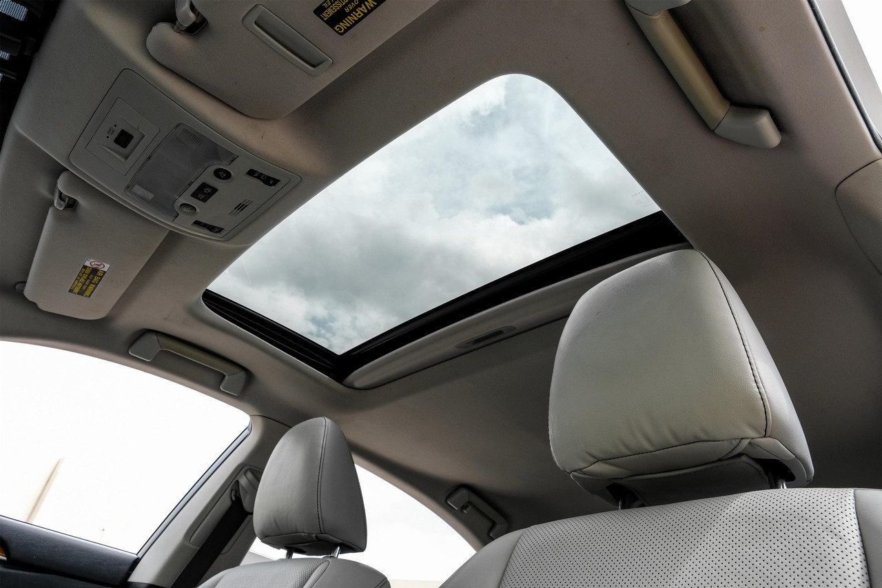 Lexus ES 300h Vehicle Main Gallery Image 05