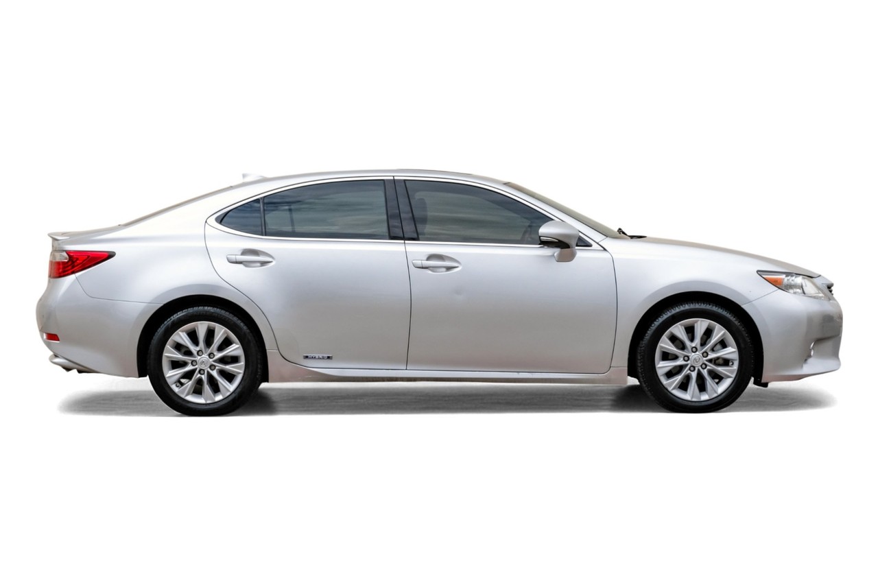Lexus ES 300h Vehicle Main Gallery Image 08