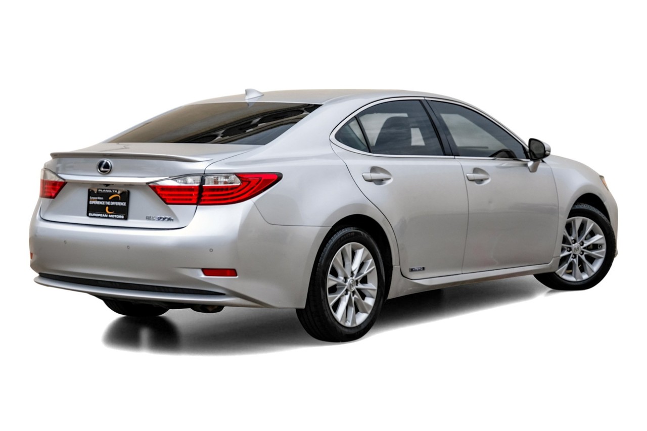 Lexus ES 300h Vehicle Main Gallery Image 09