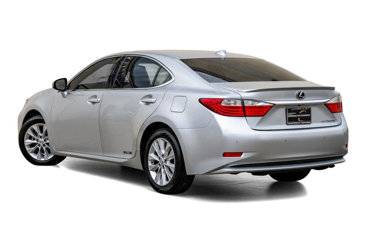 Lexus ES 300h Vehicle Main Gallery Image 11