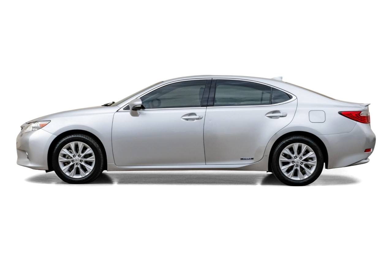 Lexus ES 300h Vehicle Main Gallery Image 12