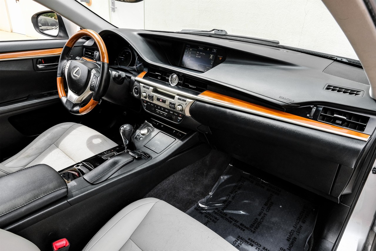 Lexus ES 300h Vehicle Main Gallery Image 13