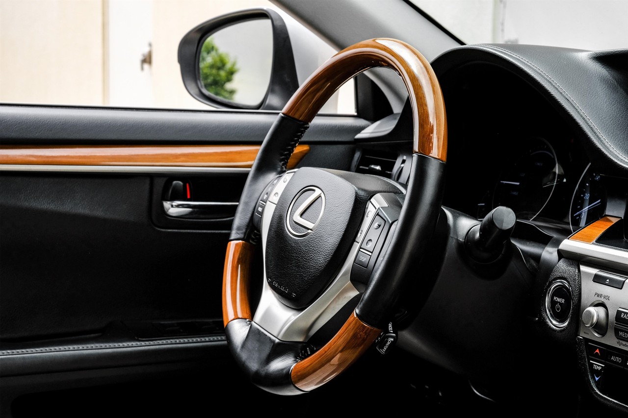 Lexus ES 300h Vehicle Main Gallery Image 14