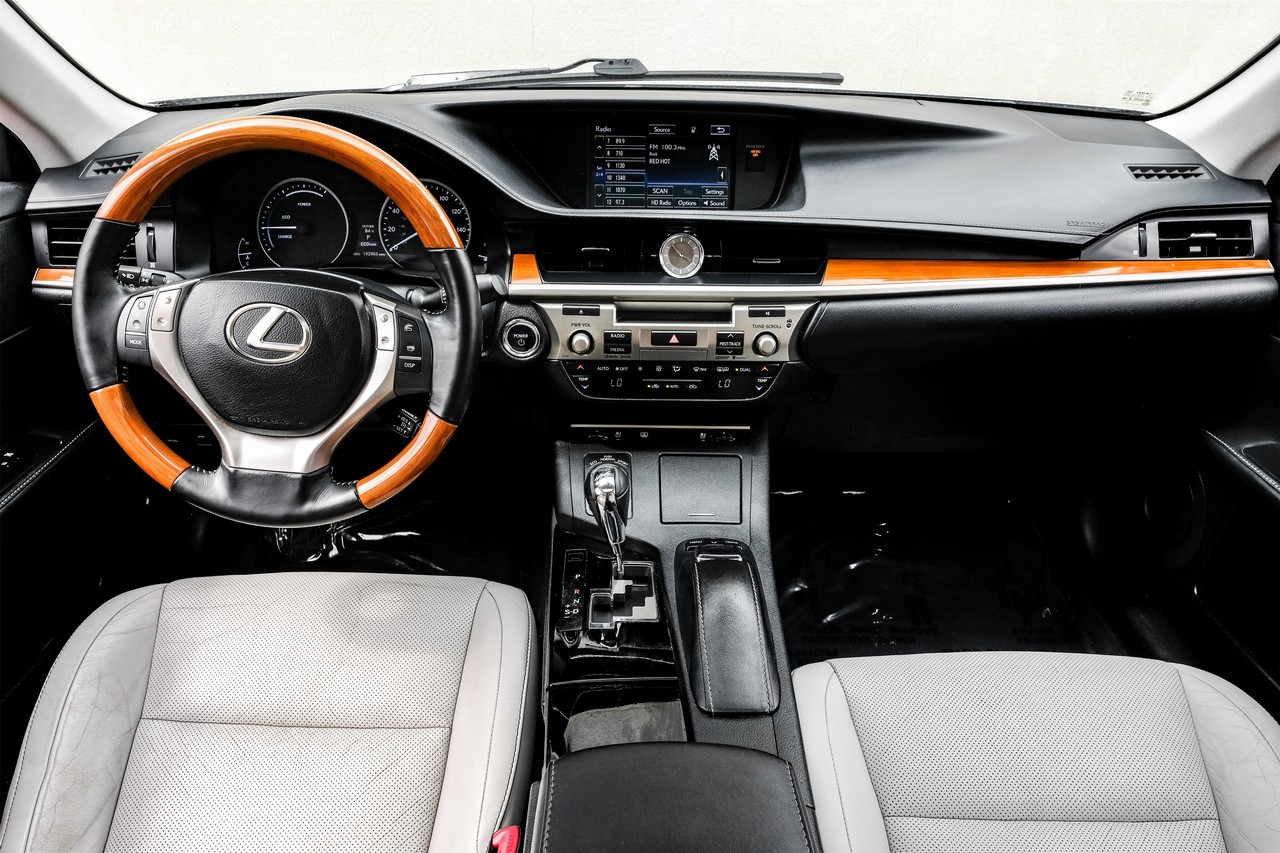 Lexus ES 300h Vehicle Main Gallery Image 15