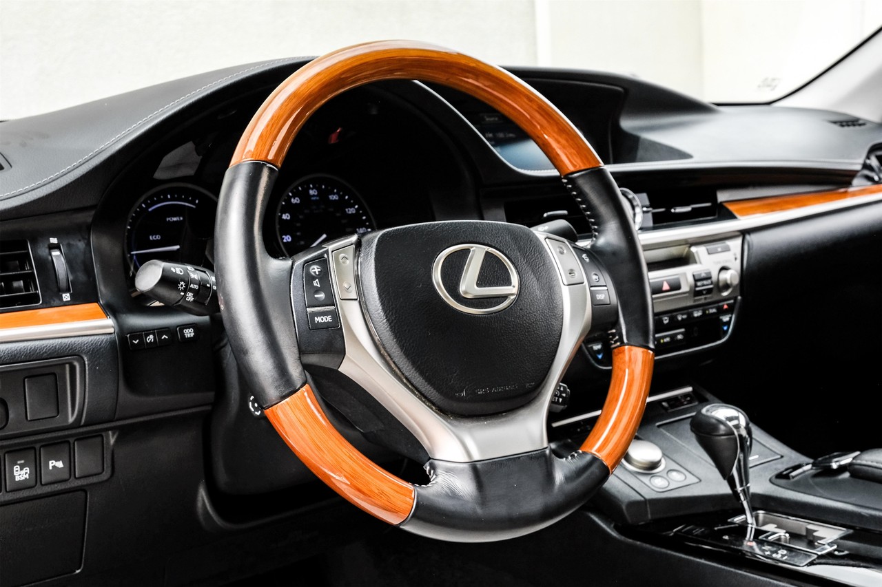Lexus ES 300h Vehicle Main Gallery Image 16