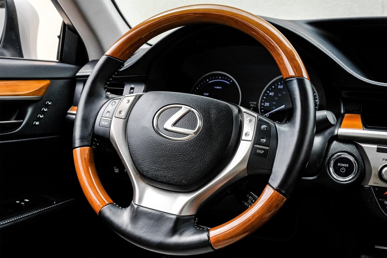 Lexus ES 300h Vehicle Main Gallery Image 17