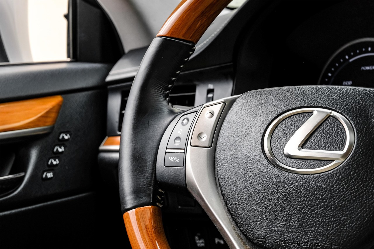 Lexus ES 300h Vehicle Main Gallery Image 18