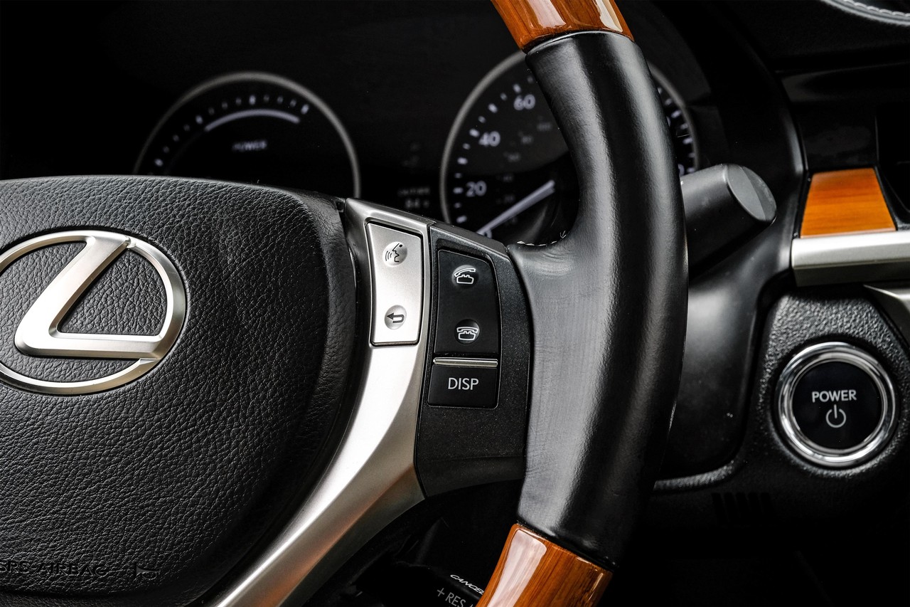 Lexus ES 300h Vehicle Main Gallery Image 19