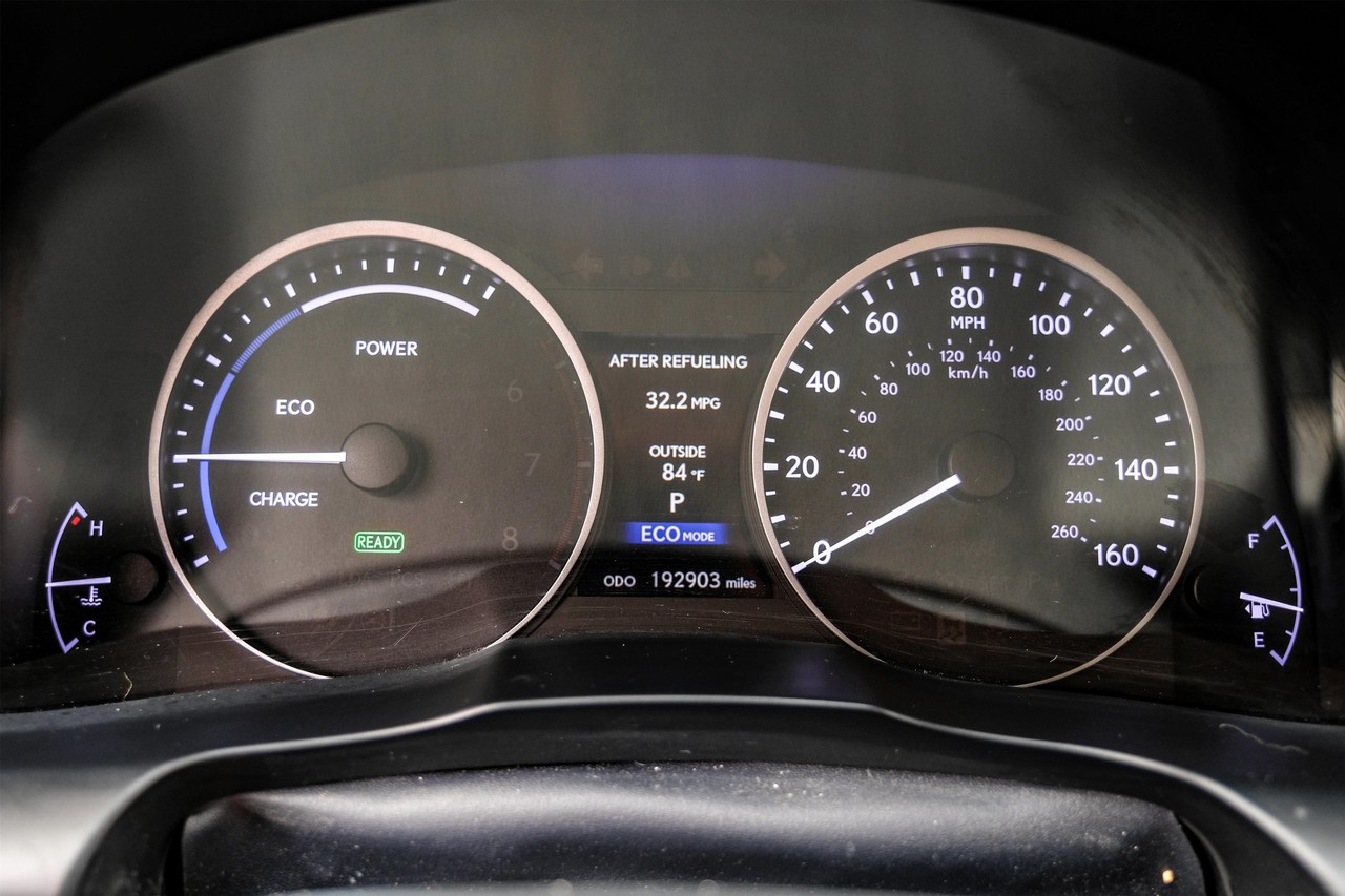 Lexus ES 300h Vehicle Main Gallery Image 20