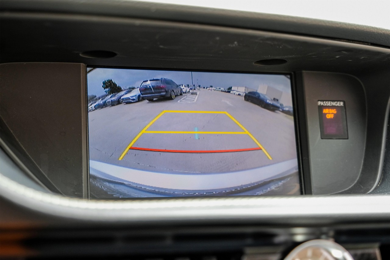 Lexus ES 300h Vehicle Main Gallery Image 23