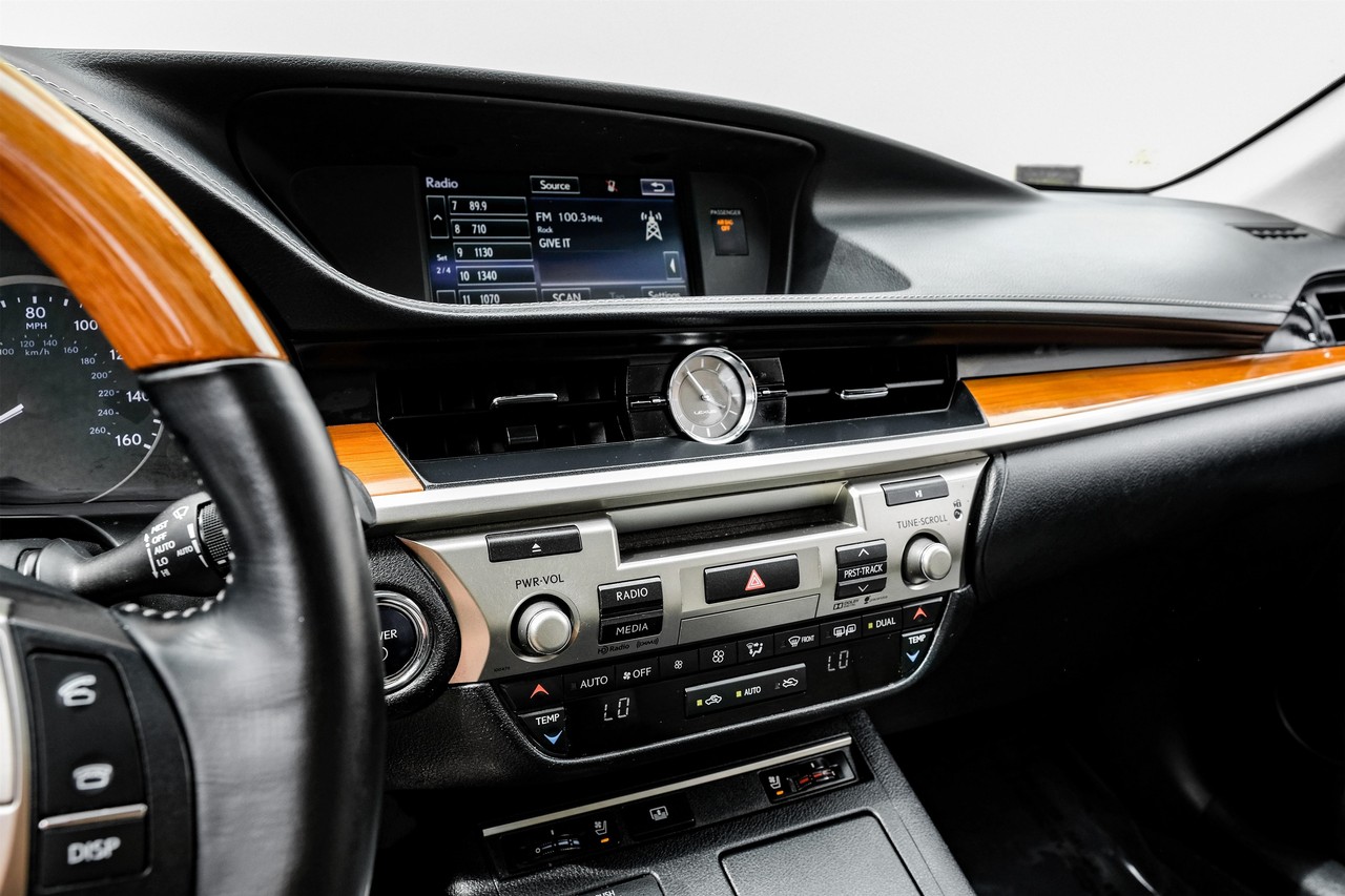 Lexus ES 300h Vehicle Main Gallery Image 24