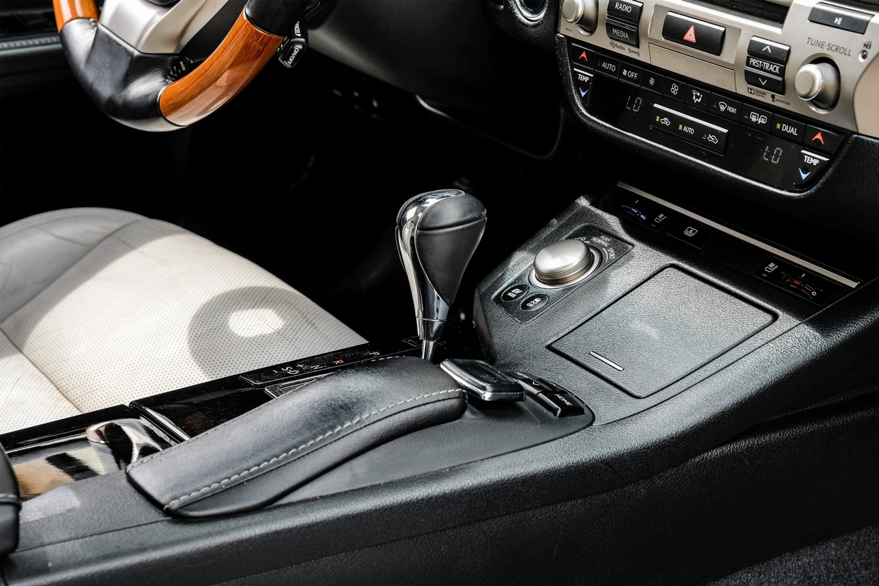Lexus ES 300h Vehicle Main Gallery Image 25