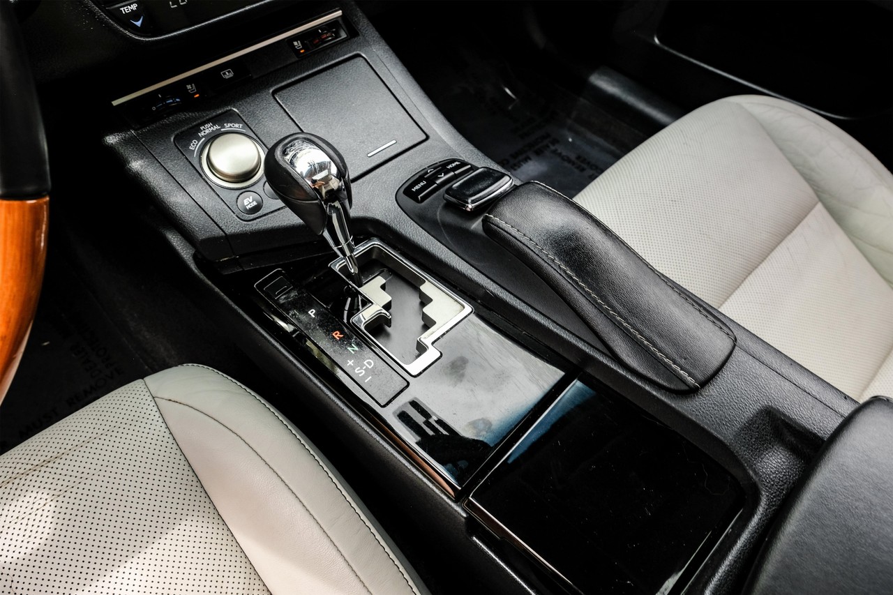 Lexus ES 300h Vehicle Main Gallery Image 26