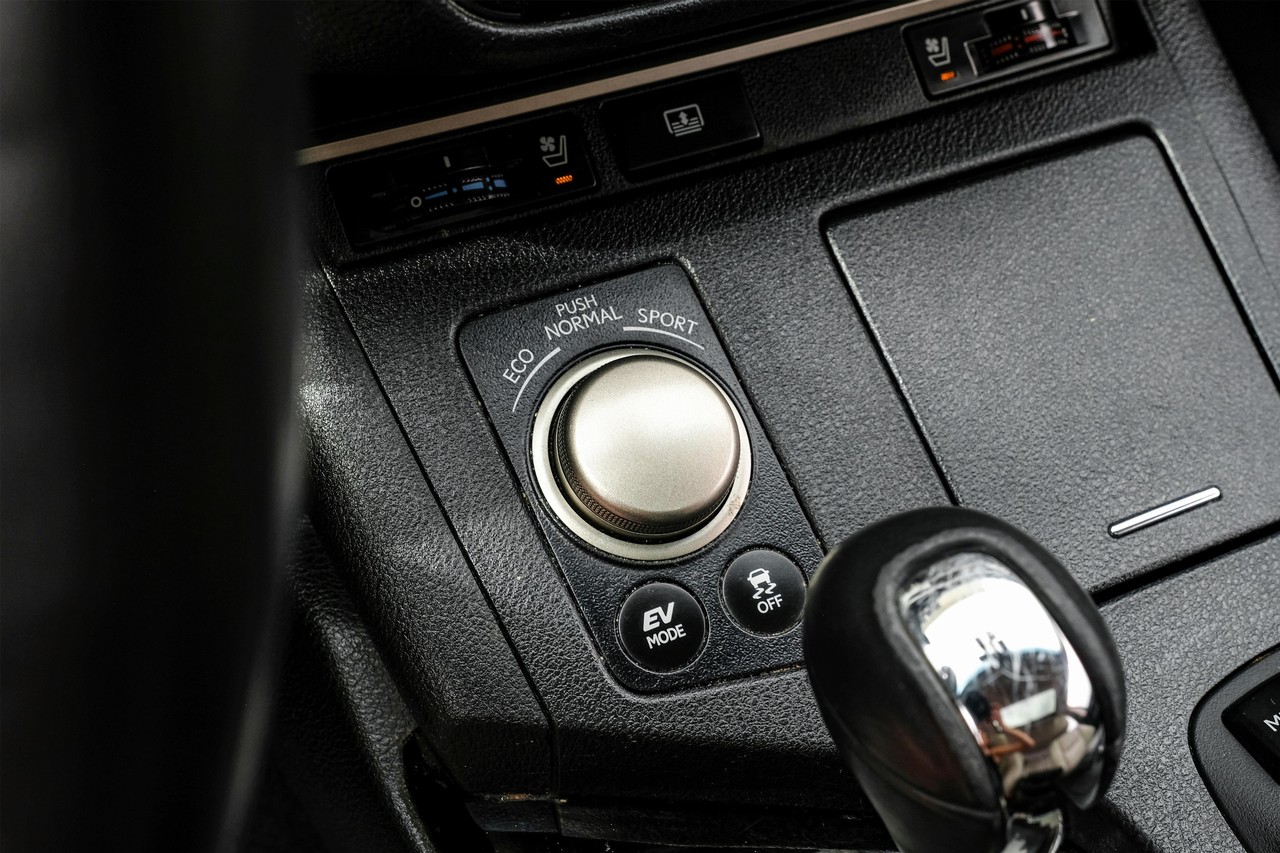 Lexus ES 300h Vehicle Main Gallery Image 27