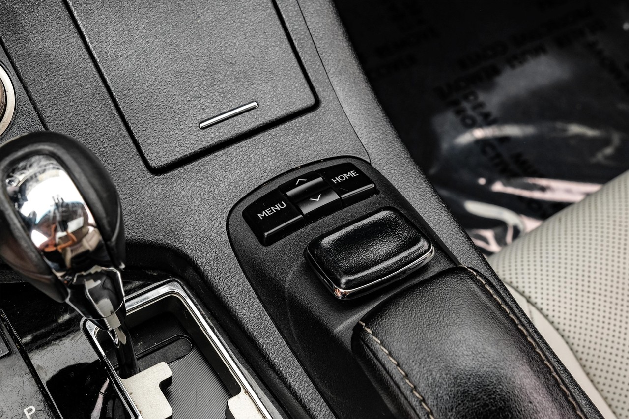 Lexus ES 300h Vehicle Main Gallery Image 28