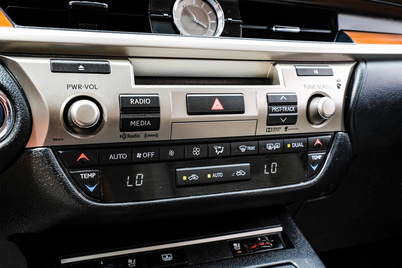 Lexus ES 300h Vehicle Main Gallery Image 29