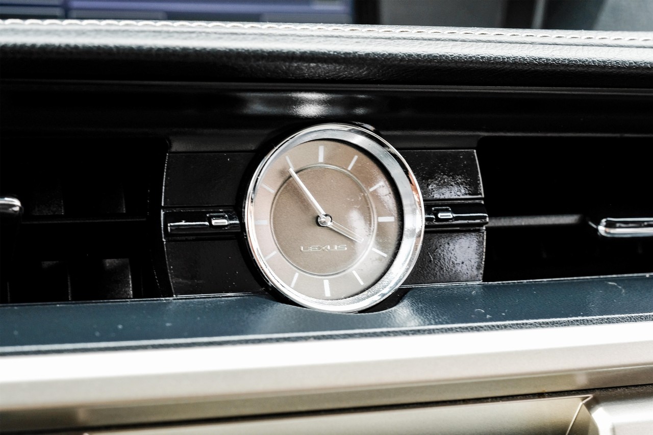 Lexus ES 300h Vehicle Main Gallery Image 30