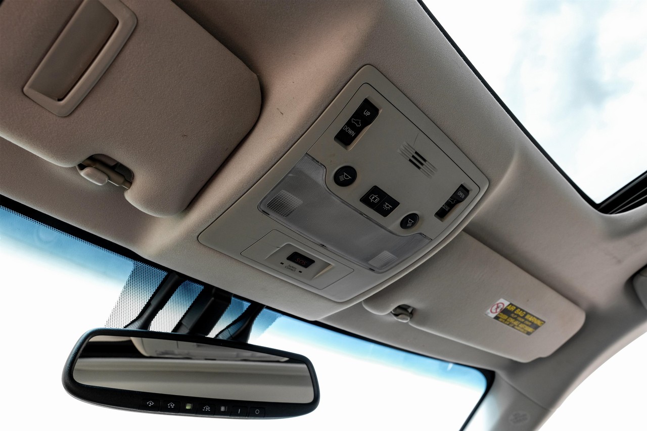 Lexus ES 300h Vehicle Main Gallery Image 31