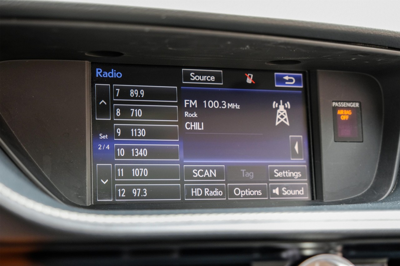 Lexus ES 300h Vehicle Main Gallery Image 32