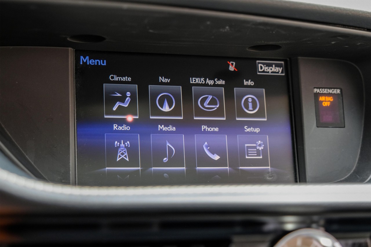 Lexus ES 300h Vehicle Main Gallery Image 33