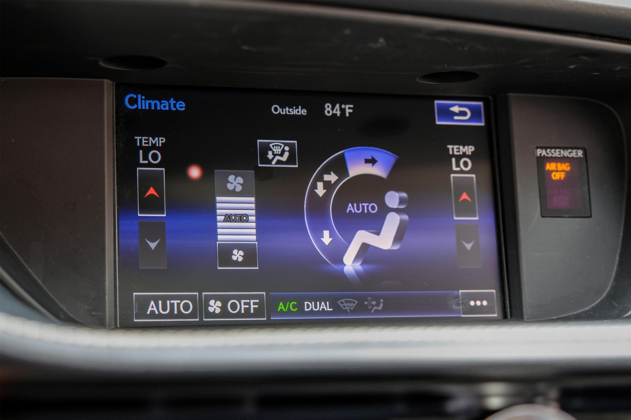 Lexus ES 300h Vehicle Main Gallery Image 34