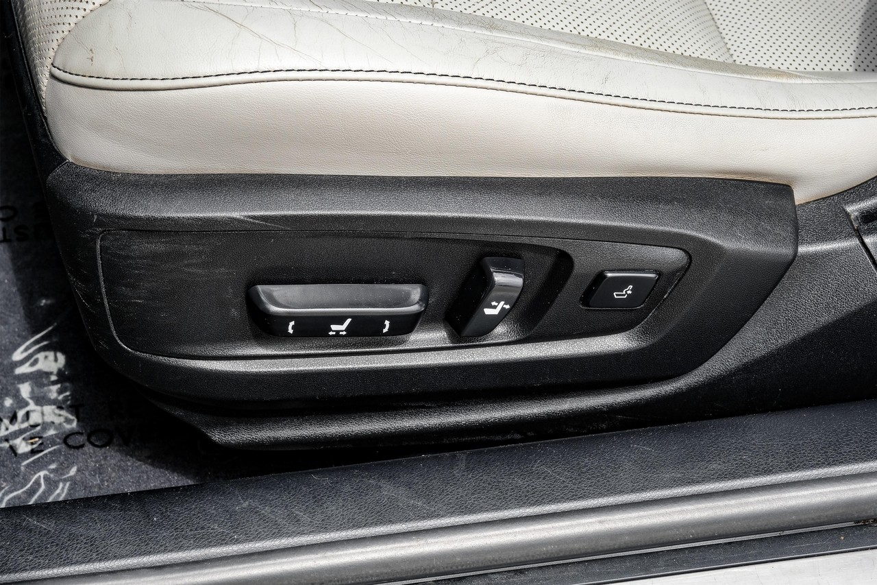 Lexus ES 300h Vehicle Main Gallery Image 36