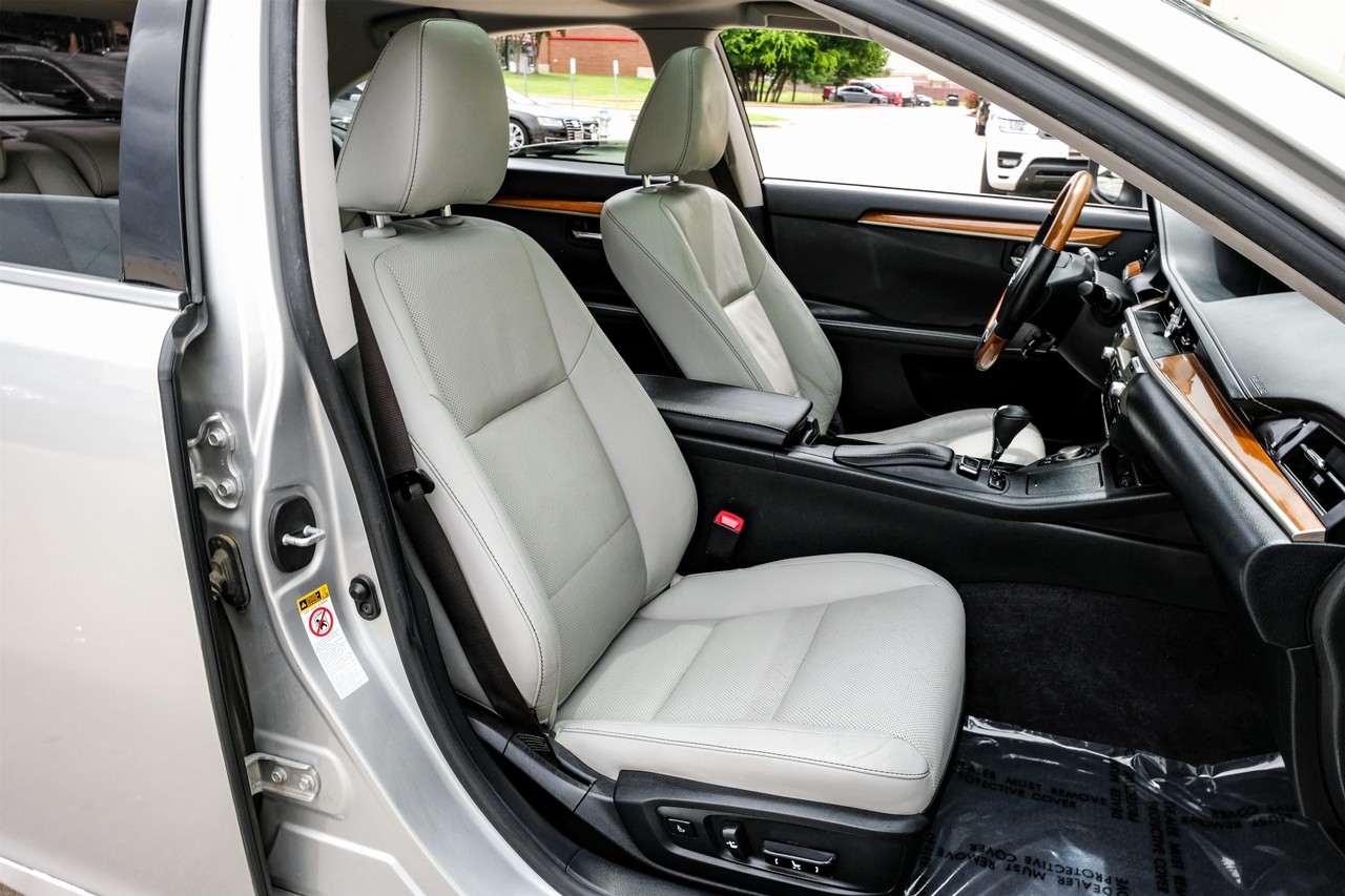 Lexus ES 300h Vehicle Main Gallery Image 37